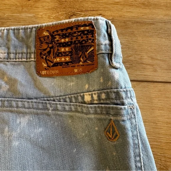 Volcom denim light wash jeans with white paint splatters, 5 pocket, size 36. - Picture 13 of 14